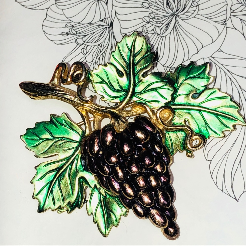 ❣️4/$15 Vintage Signed JJ Grape Vine Brooch